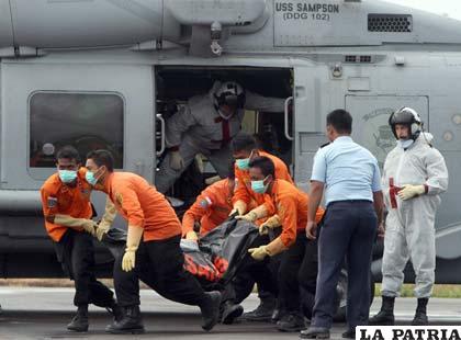 Los cadáveres suman y siguen del avión siniestrado en Indonesia