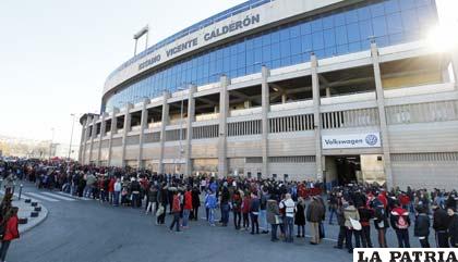Locura en el ingreso al “Vicente Calderón” en la capital madrileña para ver la presentación se Fernando Torres