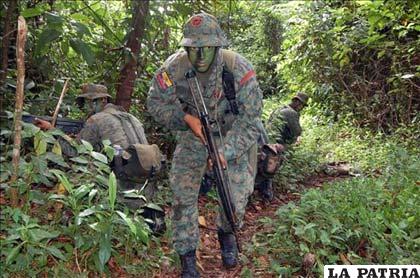 Patrulla de integrantes de las Fuerzas Armadas Revolucionarias de Colombia (FARC)