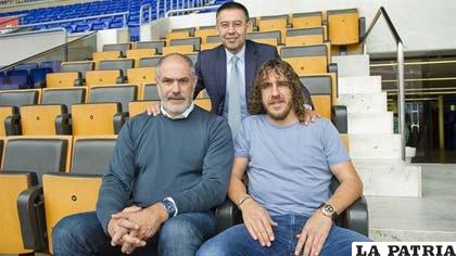 Andoni Zubizarreta junto a Carles Puyol (sentados)