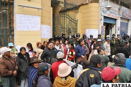 Movilización de sectores sociales en puertas de la Alcaldía orureña