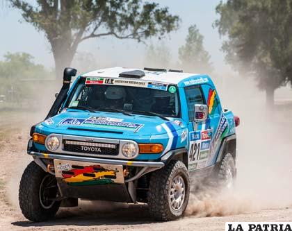 Auto en plena competencia en el Dakar