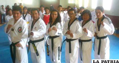 Taekwondistas orureños que ostentan el cinturón negro
