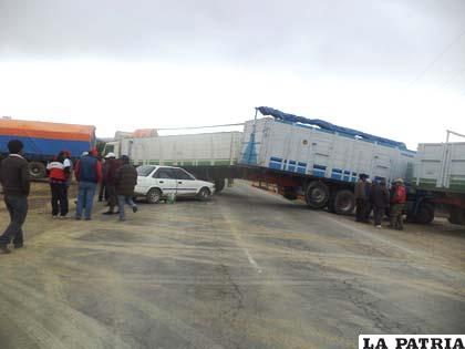 Camiones interfirieron circulación de movilidades la tarde de ayer