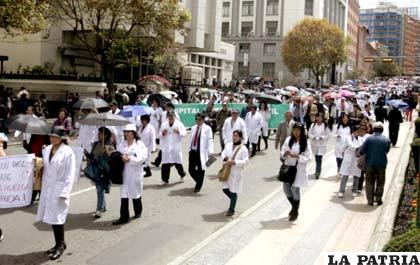 Movilización de los médicos en la sede de gobierno