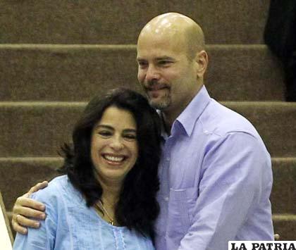 Gerardo Hernández, liberado en diciembre pasado, al lado de su esposa