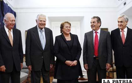 Bachelet, junto a sus antecesores Lagos (izq.) (2000-2006), Aylwin (1990-1994), Frey Ruiz-Tagle (1994-2000) y Piñera (2010-2014)
