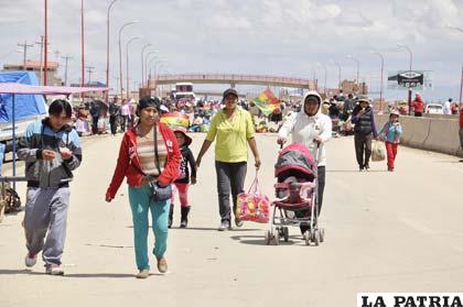 Ayer bloquearon la doble vía Oruro - La Paz
