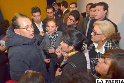 El alcalde Omar Rocha junto a trabajadores a contratos