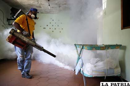 Un funcionario de salubridad fumiga una vivienda en el estado de Amapá en Brasil como una forma de prevenir el brote de chikunguña