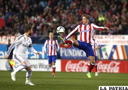 Torres gana la posesión de la pelota a Ramos
