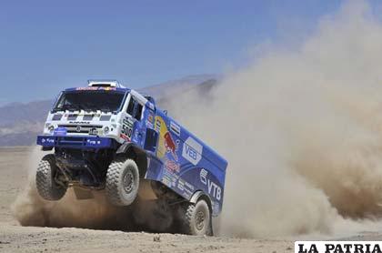 Los camiones también hacen de las suyas en el Rally Dakar