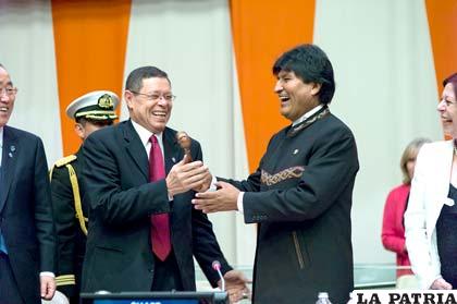 Evo Morales y el viceministro de Relaciones Exteriores del gobierno de Sudáfrica, Luwellyn Landers