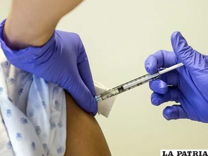 Inician plan de vacunación experimental en países afectados por el ébola