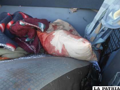 Manchas de sangre en el camarote del conductor herido