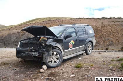 Los daños son evidentes en el vehículo que tiene los logotipos del Dakar al costado