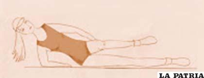FLEXIÓN DE RODILLA RECOSTADO EN EL SUELO
Recostado de lado apoyando el codo derecho flexionas la pierna izquierda lo más que puedas, repites 10 veces y luego cambias de pierna.
