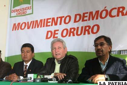 Rubén Costas, líder de los “demócratas” a nivel nacional. A su derecha Franz Choque y Boris Medina (izq), ahora peleados por conflictos internos