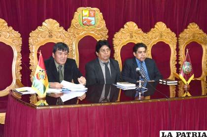 Autoridades judiciales, el primero de la derecha, Mauro Ramírez