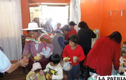 Madres con sus niños asistieron a recoger regalos