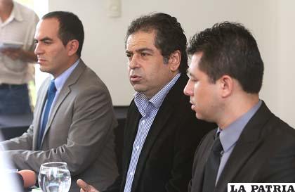 Empresario peruano Martín Belaúnde Lossio (centro)