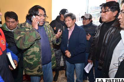 El director de Impuestos de El Alto, Carlos Calle (centro), retenido