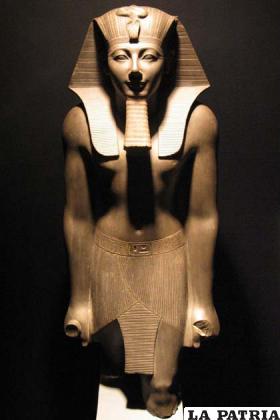 Estatua del faraón Tutmosis III