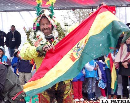 Walter Nosiglia recibió una montera y la tricolor boliviana