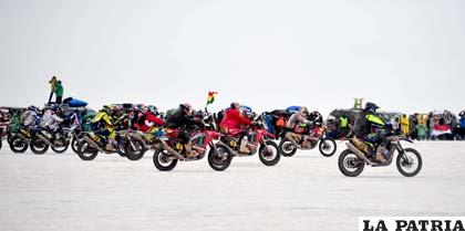 La concentración de las motos en el punto de partida en el Salar de Uyuni