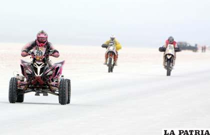 Cuadriciclos y Motos en plena competencia en el Salar de Uyuni