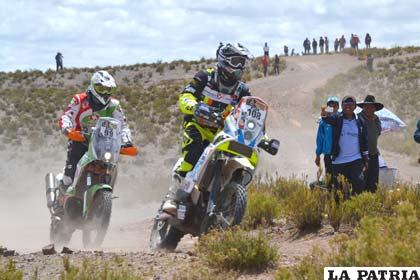 Espectacular fue la competencia en motos por territorio boliviano 