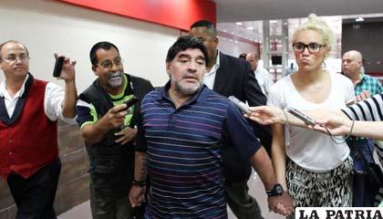 Diego Armando Maradona respondiendo a la prensa cubana
