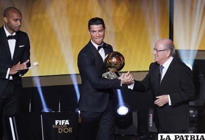 Cristiano Ronaldo junto a Joseph Blatter