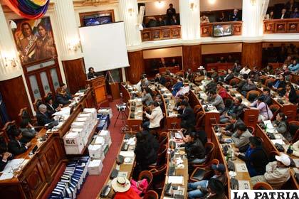 En una de sus últimas sesiones el Parlamento decidió acusar a exautoridades