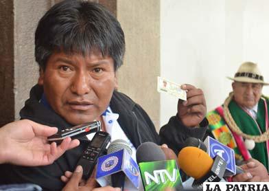 Vásquez mostrando su carnet de identidad para justificar que vive en Oruro