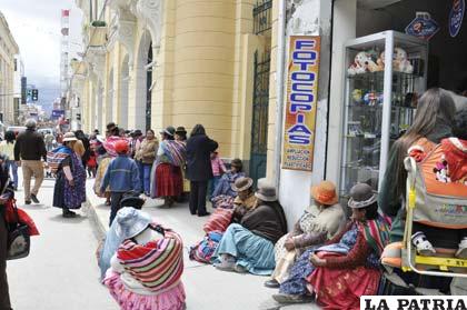 Comerciantes esperaron fuera de la Alcaldía para reunirse con el burgomaestre Ramírez