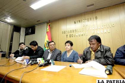 La ministra de Desarrollo Productivo, Teresa Morales, y los trabajadores de Enatex