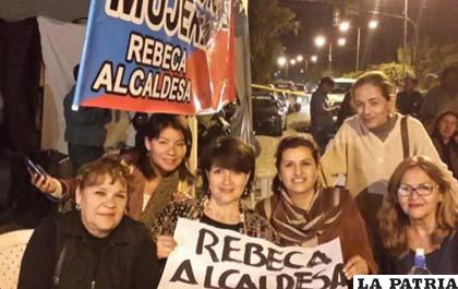 Vigilia instalada en puertas del TDE de Cochabamba apoyando a Rebeca Delgado