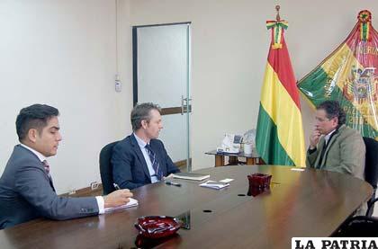 César Navarro, en reunión con el embajador  de Australia Nicholas McCaffrey