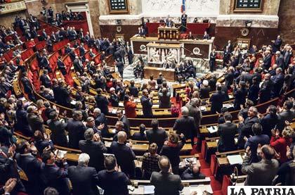 Parlamentarios franceses concluyen su minuto de silencio por las victimas cantando “La Marsellesa”