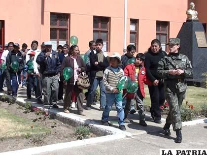 Miles de personas visitan cuartel del Ejército mexicano