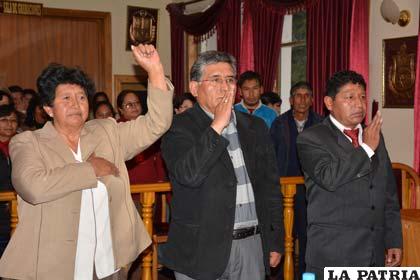 Concejal secretaria (Laura Lima), Presidente (Rodolfo Uyuni) y vicepresidente (Ricardo Gutiérrez)