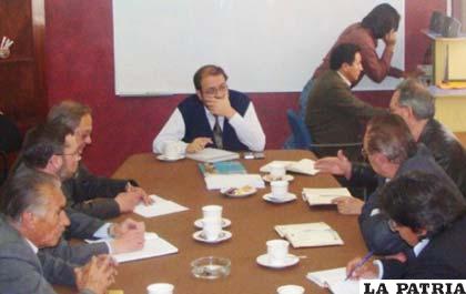 El ministro de Educación, Roberto Aguilar, con representantes de colegios particulares