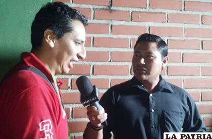 El periodista Erick Dávila, en pleno trabajo
