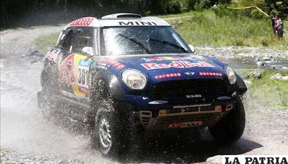 El catarí Nasser Al-Attiyah se mantiene líder en coches