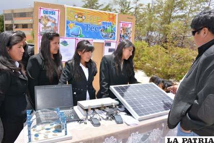 Universitarias exponen cómo funciona el cargador de celulares con el panel solar