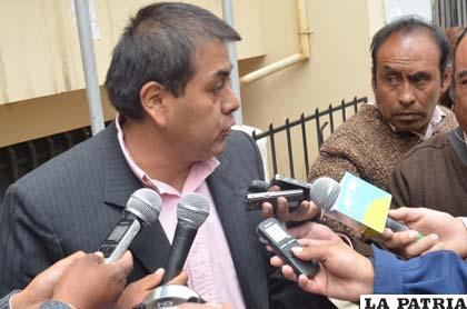 El candidato Ever Moya brindó declaraciones a la prensa antes de la impugnación