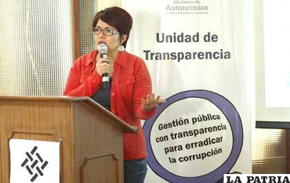 La ministra de Autonomías, Claudia Peña, en su explicación sobre el proceso autonómico