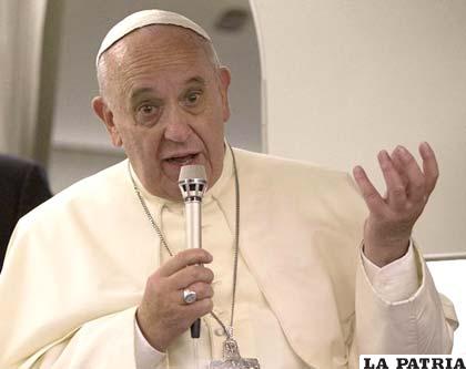 El Papa Francisco habla con la prensa en su viaje a Filipinas
