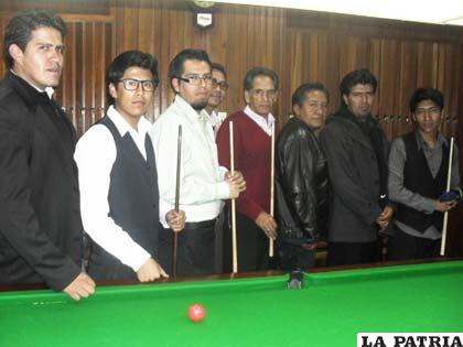 Billaristas que participan en el torneo de la modalidad de snooker